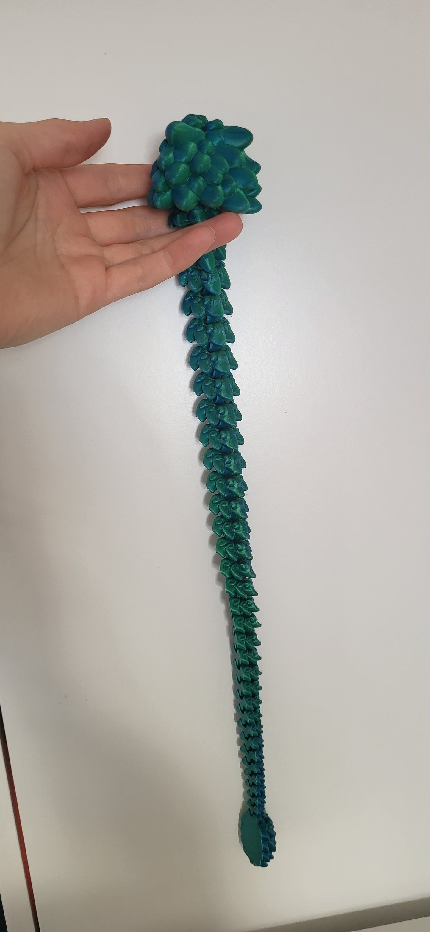 🐍 Färgskiftande 3D-printad Orm – 43 cm Ren Rörelseglädje! ✨💙💚